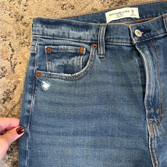 Abercrombie and Fitch The Mom High Rise Jeans - Picture 4 of 8